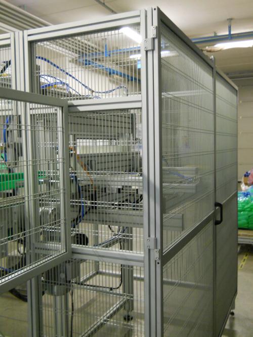 Protezione macchina con struttura in alluminio e rete antidito verticale