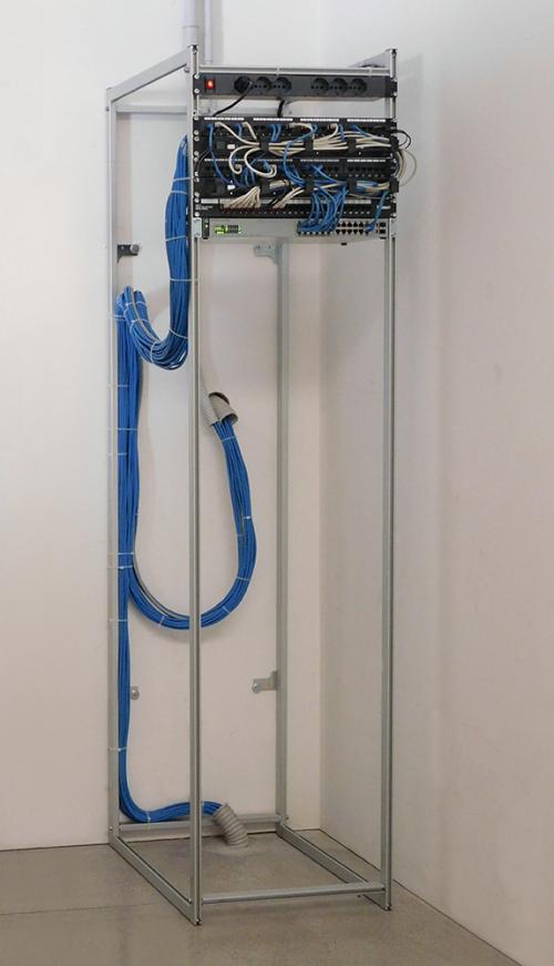 Struttura porta server in profilo di alluminio per impianti informatici