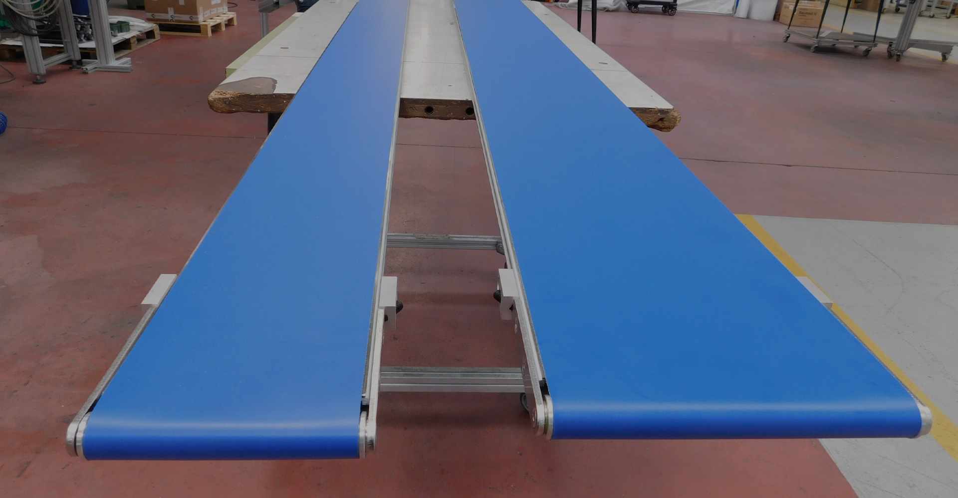 Nastri trasportatori a tela, a maglia plastica, a catena tab: come scegliere la soluzione giusta per la tua azienda