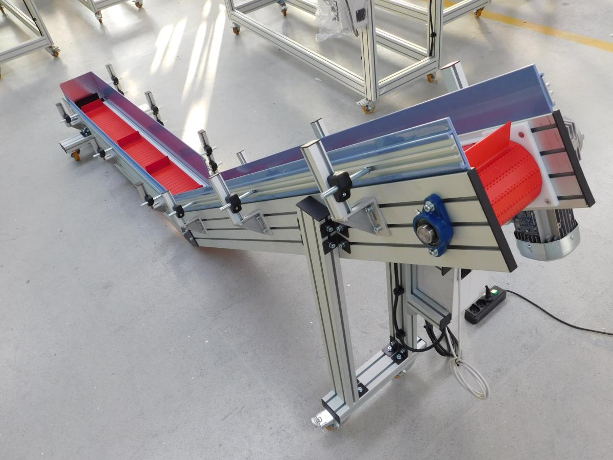 Nastro trasportatore modulare a maglia plastica con struttura in profilo di alluminio inclinato