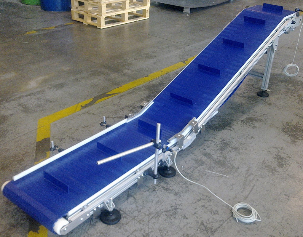 Nastro trasportatore a maglia plastica inclinato con facchini