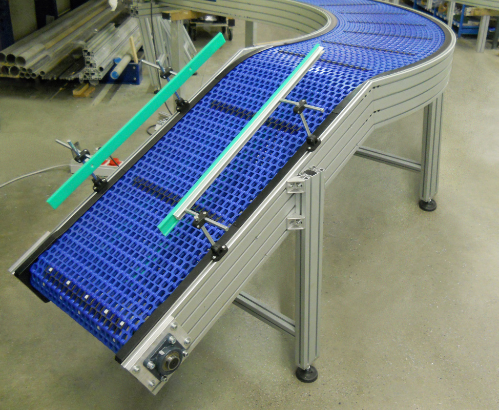 Nastro trasportatore a maglia plastica inclinato con inserti gommati