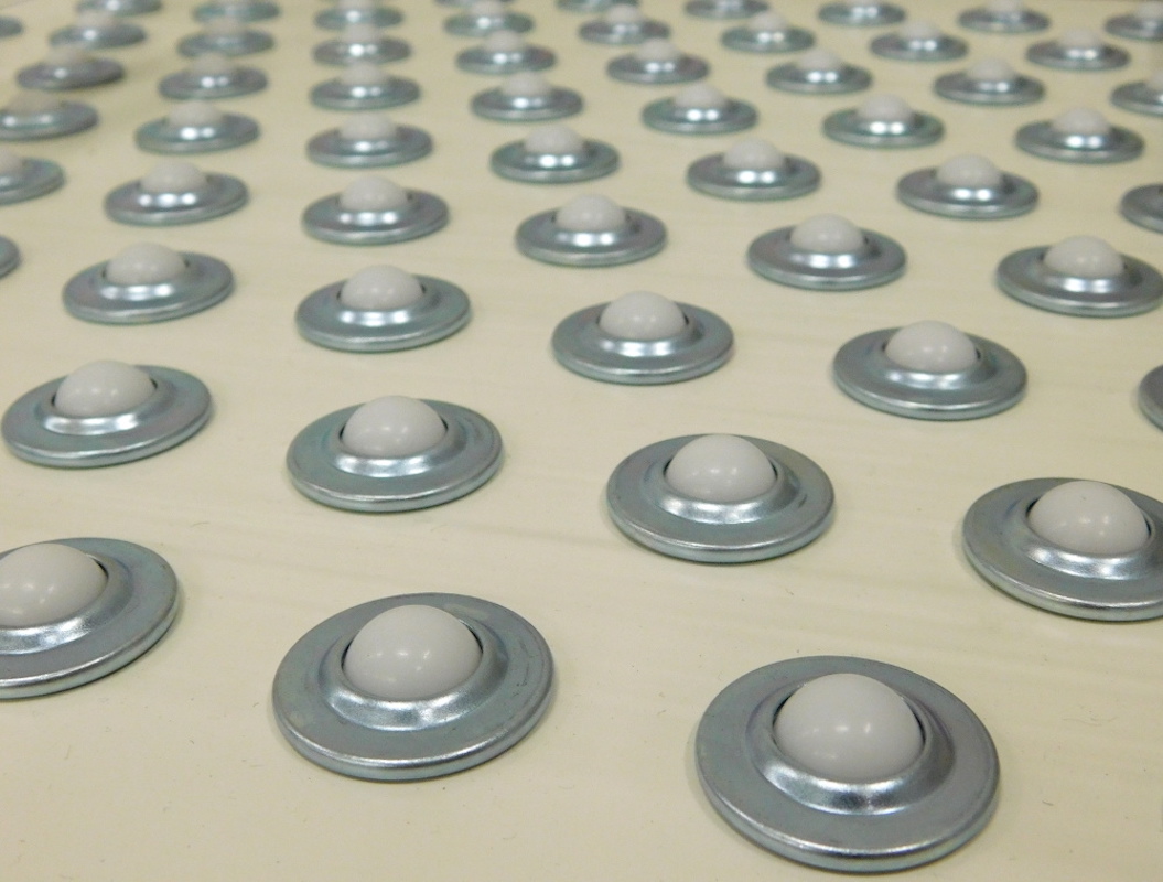 Piano a sfere: corpo metallico e sfera in nylon su piano in materiale plastico