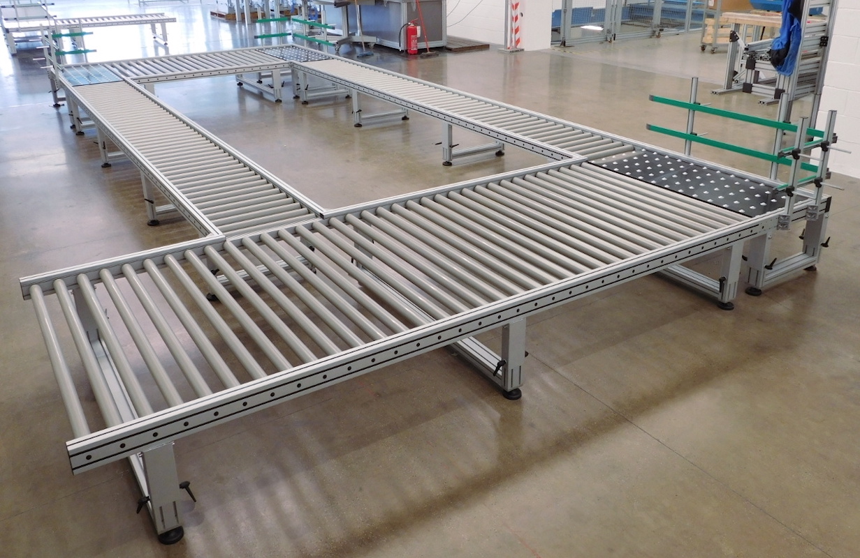 Linea di movimentazione composta da rulliere folli e piani a sfere