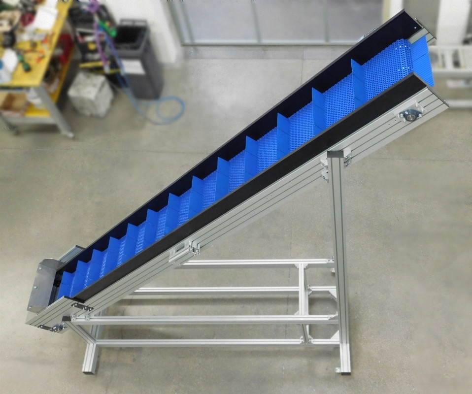 Nastro elevatore a maglia plastica con facchini